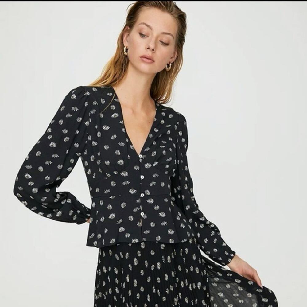 Aritzia Wilfred Peasant Daisy Print Floral Button Down Blouse Size Medium